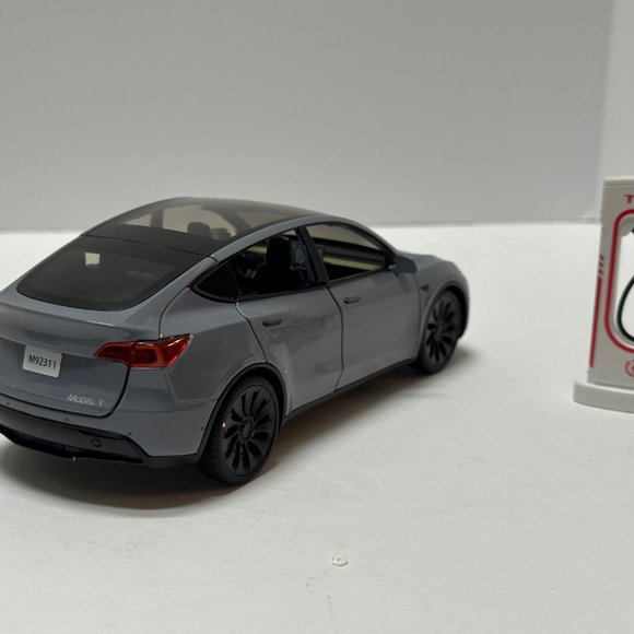 1:24 Tesla Model Y Diecast With Headlight & Taillight LED Gray - Picture 2 of 10